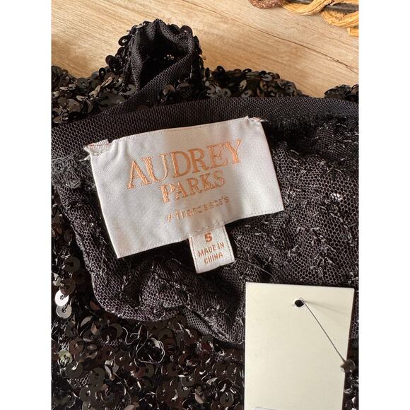 NWT- Francesca’s Rylee Short Sleeve Cropped Black Sequin Top, Women’s Size Small - Picture 9 of 9